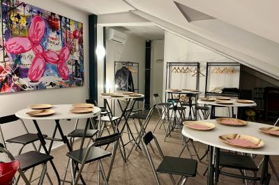 Entrée d'un immeuble avec porte vitrée, numéro 16 et inscription ’Bureaux’, sol pavé avec quelques feuilles.