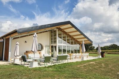 Des personnes participent à un atelier créatif dans une salle lumineuse, entourées de tables et de matériel artistique.