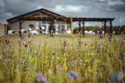 Des personnes participent à un atelier créatif dans une salle lumineuse, entourées de tables et de matériel artistique.
