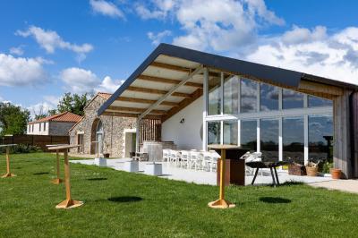 Des personnes participent à un atelier créatif dans une salle lumineuse, entourées de tables et de matériel artistique.