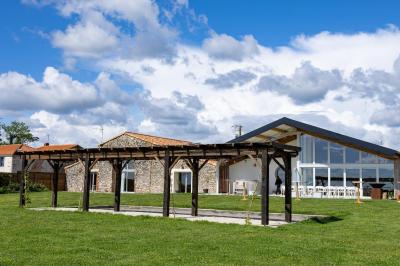 Des personnes participent à un atelier créatif dans une salle lumineuse, entourées de tables et de matériel artistique.