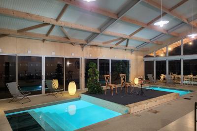 Des personnes participent à un atelier créatif dans une salle lumineuse, entourées de tables et de matériel artistique.