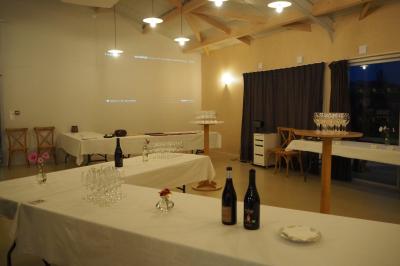 Des personnes participent à un atelier créatif dans une salle lumineuse, entourées de tables et de matériel artistique.