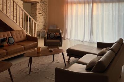 Des personnes participent à un atelier créatif dans une salle lumineuse, entourées de tables et de matériel artistique.