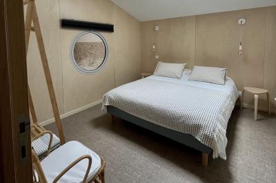 Des personnes participent à un atelier créatif dans une salle lumineuse, entourées de tables et de matériel artistique.