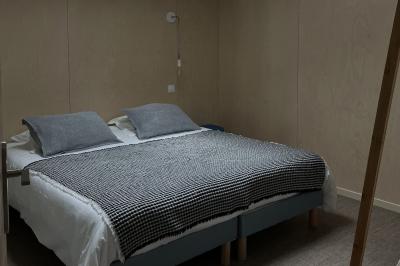 Des personnes participent à un atelier créatif dans une salle lumineuse, entourées de tables et de matériel artistique.