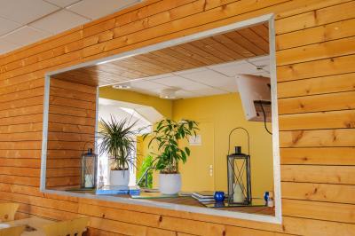 Portraits des membres de l'équipe du Soleil de Jade, répartis par service avec leurs prénoms indiqués.