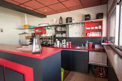 Portraits des membres de l'équipe du Soleil de Jade, répartis par service avec leurs prénoms indiqués.