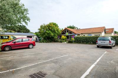 Portraits des membres de l'équipe du Soleil de Jade, répartis par service avec leurs prénoms indiqués.