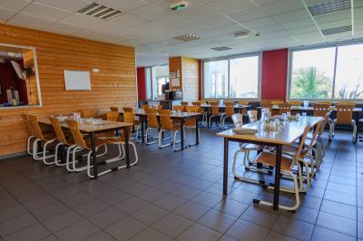 Portraits des membres de l'équipe du Soleil de Jade, répartis par service avec leurs prénoms indiqués.