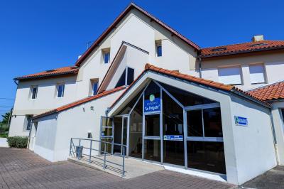 Deux chaises longues colorées devant une décoration murale représentant une plage avec un palmier.