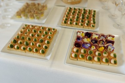 Deux chaises longues colorées devant une décoration murale représentant une plage avec un palmier.