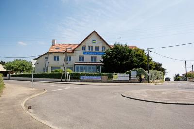 Deux chaises longues colorées devant une décoration murale représentant une plage avec un palmier.
