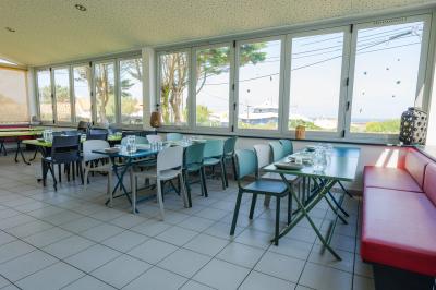 Deux chaises longues colorées devant une décoration murale représentant une plage avec un palmier.