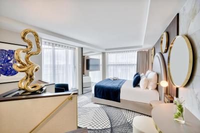 Salle de bain moderne avec douche à l'italienne, lavabo avec miroir éclairé et accessoires de toilette.