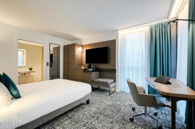 Salle de bain moderne avec douche à l'italienne, lavabo avec miroir éclairé et accessoires de toilette.