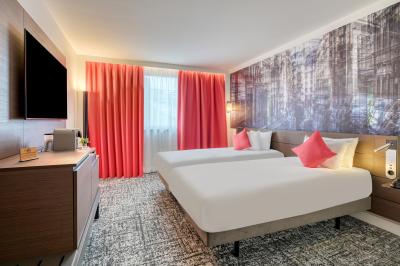 Salle de bain moderne avec douche à l'italienne, lavabo avec miroir éclairé et accessoires de toilette.