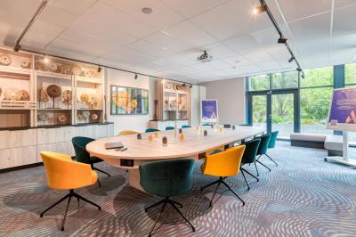 Salle de bain moderne avec douche à l'italienne, lavabo avec miroir éclairé et accessoires de toilette.