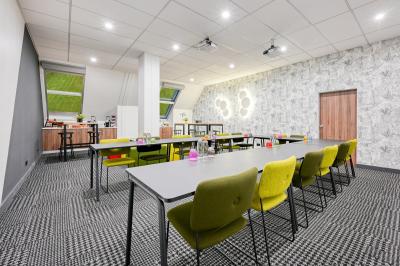 Salle de bain moderne avec douche à l'italienne, lavabo avec miroir éclairé et accessoires de toilette.