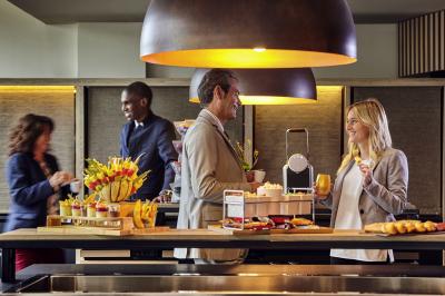 Salle de bain moderne avec douche à l'italienne, lavabo avec miroir éclairé et accessoires de toilette.