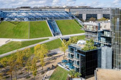 Salle de bain moderne avec douche à l'italienne, lavabo avec miroir éclairé et accessoires de toilette.