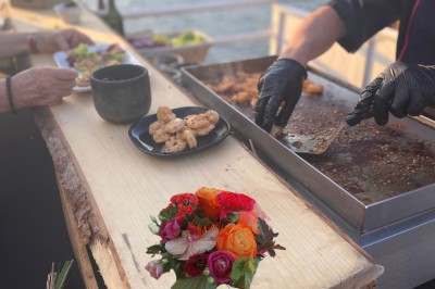 Intérieur lumineux d'un bureau aménagé dans une péniche, avec mobilier moderne, murs blancs et sol rouge.