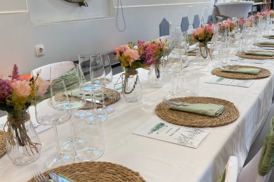 Intérieur lumineux d'un bureau aménagé dans une péniche, avec mobilier moderne, murs blancs et sol rouge.