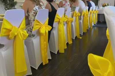 Intérieur lumineux d'un bureau aménagé dans une péniche, avec mobilier moderne, murs blancs et sol rouge.