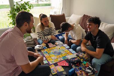 Une personne lit un manga ’Dragon Ball’ avec une couverture bleue illustrée de personnages.