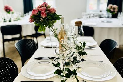 Table dressée avec élégance, comprenant des verres, une assiette décorée ’oh baby’, des couverts dorés et des éléments…