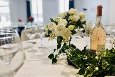 Table dressée avec élégance, comprenant des verres, une assiette décorée ’oh baby’, des couverts dorés et des éléments…