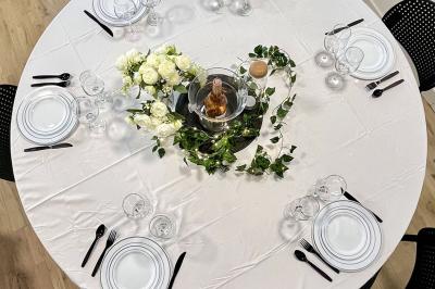 Table dressée avec élégance, comprenant des verres, une assiette décorée ’oh baby’, des couverts dorés et des éléments…