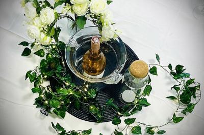 Table dressée avec élégance, comprenant des verres, une assiette décorée ’oh baby’, des couverts dorés et des éléments…