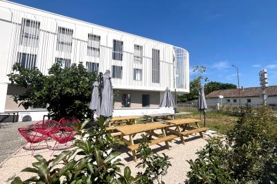 Table dressée avec élégance, comprenant des verres, une assiette décorée ’oh baby’, des couverts dorés et des éléments…