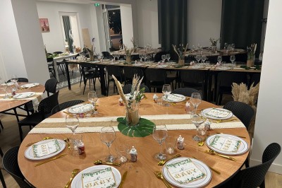 Table dressée avec élégance, comprenant des verres, une assiette décorée ’oh baby’, des couverts dorés et des éléments…