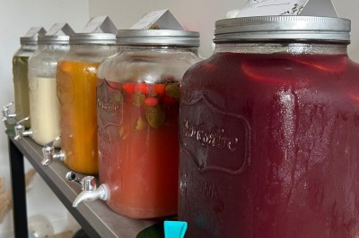 Table dressée avec élégance, comprenant des verres, une assiette décorée ’oh baby’, des couverts dorés et des éléments…