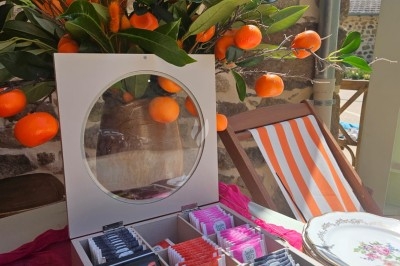 Buffet décoré avec des fleurs, fruits frais, verrines, mini-burgers et desserts, présenté sur une table élégante.