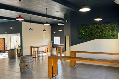 Viande crue disposée en cercle sur une plancha ronde en extérieur, avec un fond de jardin provençal.