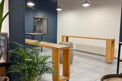 Viande crue disposée en cercle sur une plancha ronde en extérieur, avec un fond de jardin provençal.