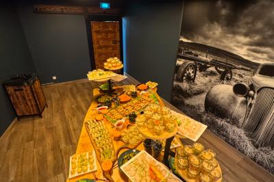 Viande crue disposée en cercle sur une plancha ronde en extérieur, avec un fond de jardin provençal.