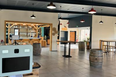 Brochettes variées grillant sur un barbecue circulaire avec un feu central, disposées en cercle.