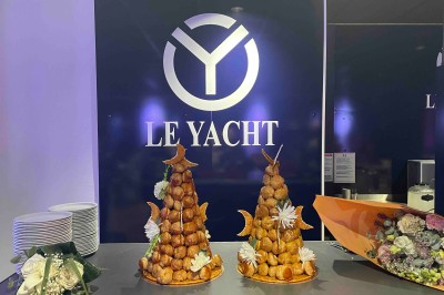 Miniature Location salle Saint-Germain-au-Mont-d'Or (Rhône) - Le Yacht Espace Evénementiel #6 Façade éclairée d'un bâtiment nommé ’Le Yacht’ de nuit, avec des lumières bleues et un espace extérieur aménagé.
