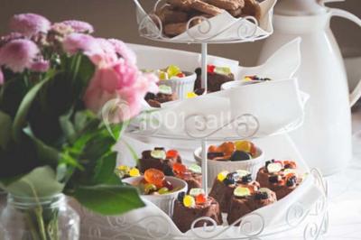 Façade éclairée d'un bâtiment nommé ’Le Yacht’ de nuit, avec des lumières bleues et un espace extérieur aménagé.