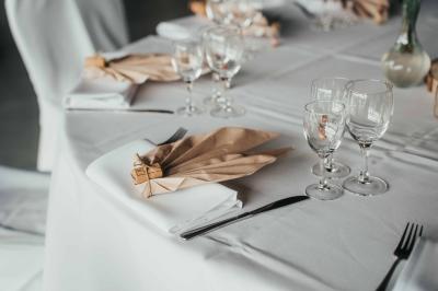 Éoliennes dans un paysage rural avec des vignes au premier plan et un ciel nuageux en arrière-plan.