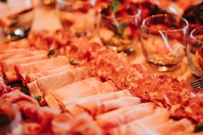 Éoliennes dans un paysage rural avec des vignes au premier plan et un ciel nuageux en arrière-plan.