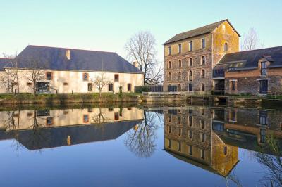 Table avec carafe d'eau, jus de fruits, viennoiseries, corbeille de fruits et éléments de décoration.
