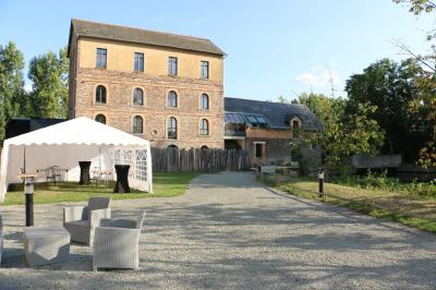 Table avec carafe d'eau, jus de fruits, viennoiseries, corbeille de fruits et éléments de décoration.