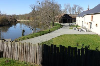 Table avec carafe d'eau, jus de fruits, viennoiseries, corbeille de fruits et éléments de décoration.
