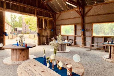 Table avec carafe d'eau, jus de fruits, viennoiseries, corbeille de fruits et éléments de décoration.