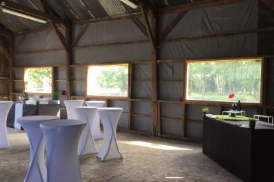 Table avec carafe d'eau, jus de fruits, viennoiseries, corbeille de fruits et éléments de décoration.